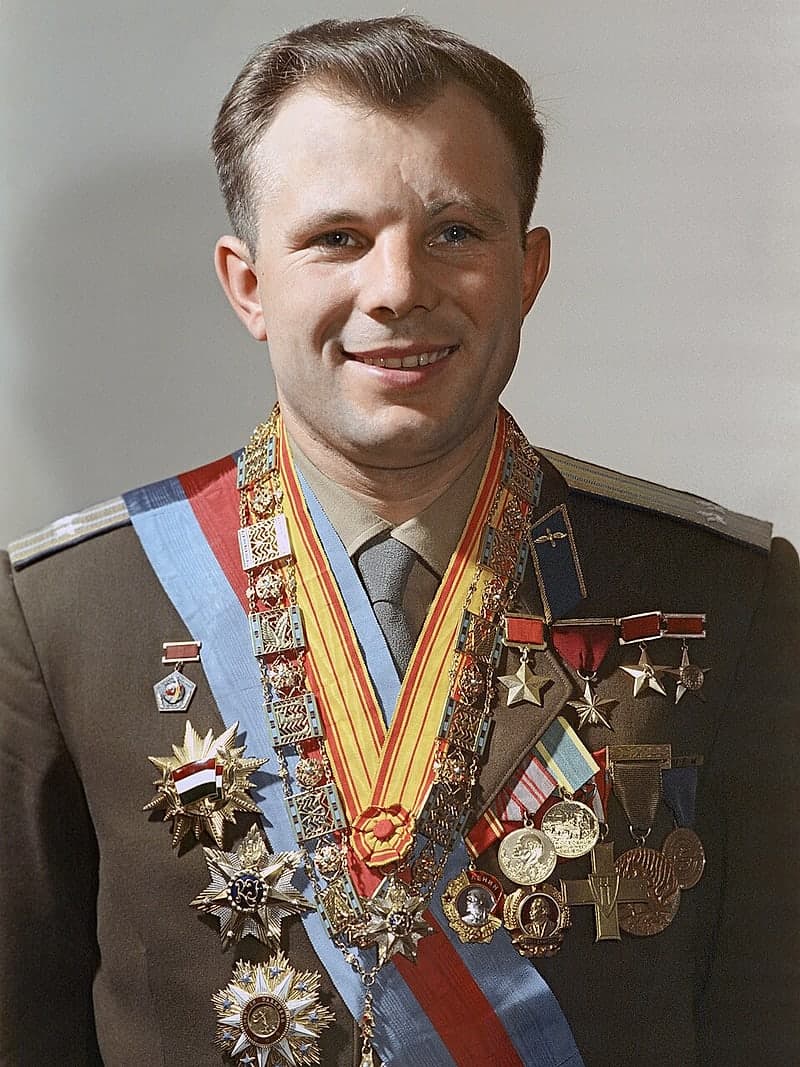 Юрий Гагарин в парадной форме с наградами